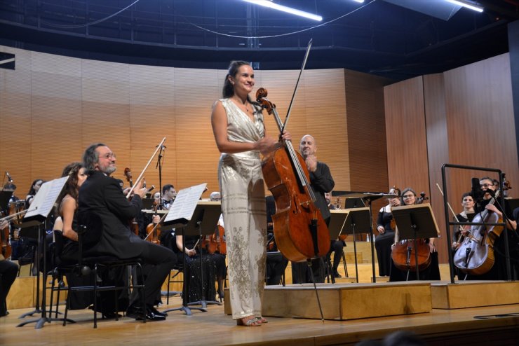 Viyolonsel sanatçısı Raphaela Gromes, Bursa'da konser verdi