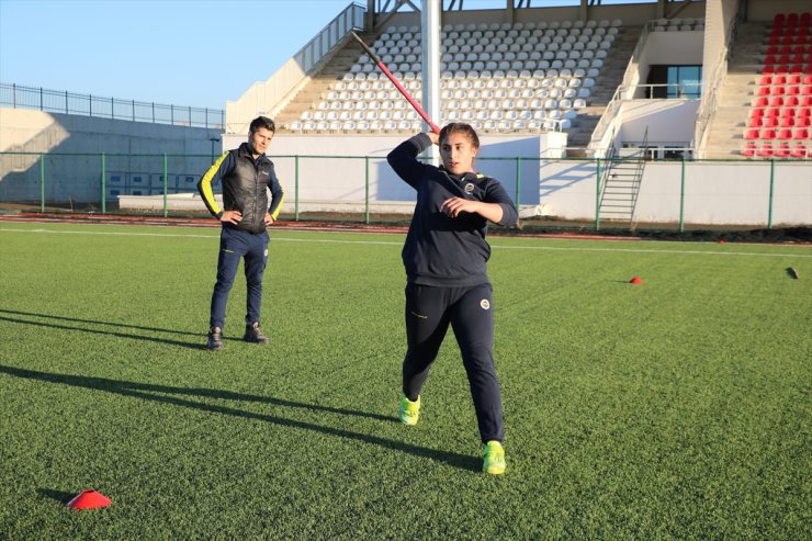 Atletizmde geleceğin şampiyon sporcularını yetiştirmek için ter döküyor