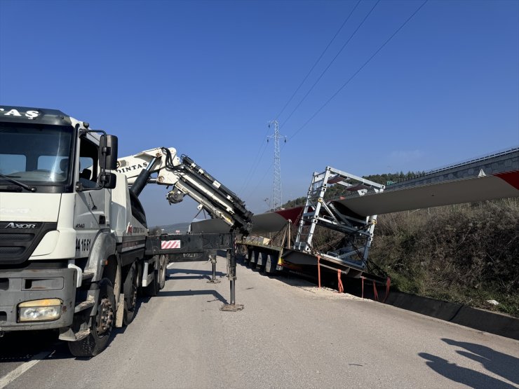 Bursa'da rüzgar türbinin kanadını taşıyan tır su kanalına düştü