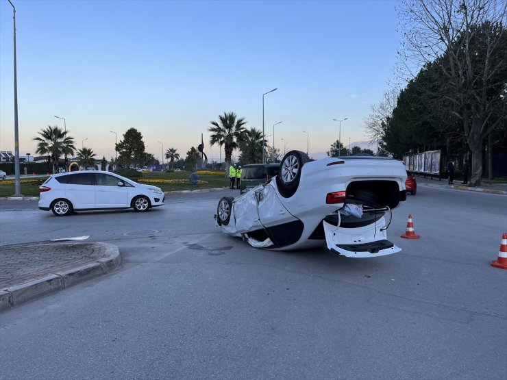 Denizli'de iki otomobilin çarpıştığı kazada 3 kişi yaralandı