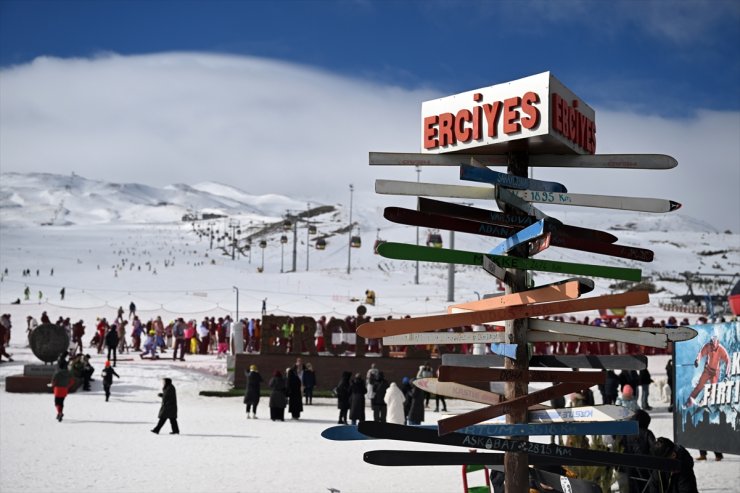 Erciyes'te yarıyıl tatilinin ilk gününde yoğunluk yaşandı