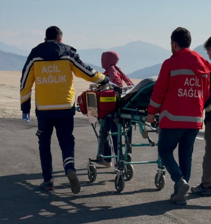 Hakkari'de 15 aylık bebek tedavisi için ambulans helikopterle Van'a gönderildi