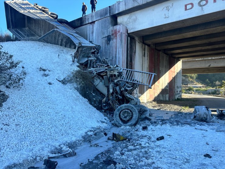 Hatay'da 4 aracın karıştığı kazada 1 kişi öldü, 2 kişi yaralandı