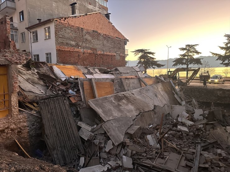 Isparta'nın Eğirdir ilçesinde 3 katlı bina çöktü