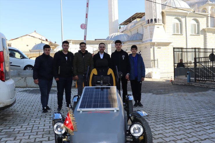 Manisa'da liseliler hurda malzemelerden güneş enerjisiyle çalışan elektrikli otomobil geliştirdi