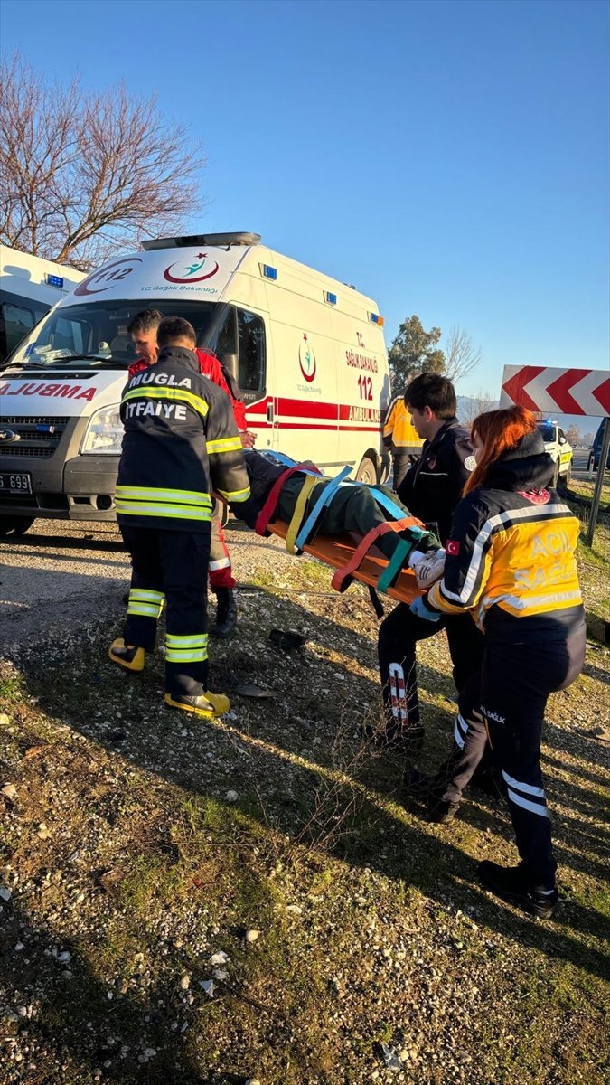 Muğla'da minibüsle otomobilin çarpıştığı kazada 3 kişi yaralandı