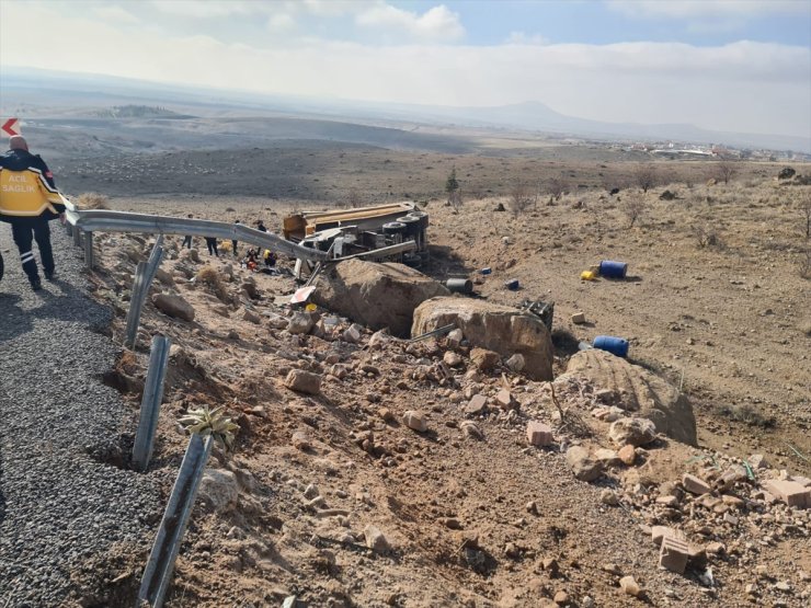 Niğde'de devrilen kamyondaki 1 kişi öldü, 1 kişi yaralandı