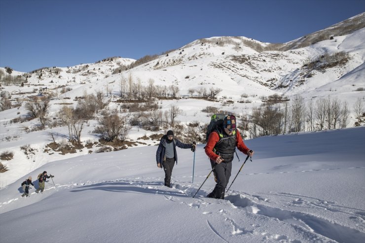 Tunceli'de dağcılar zirve hedefine metrelerce karı aşıp ulaşıyor