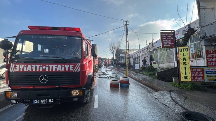 Ümraniye'de 2 katlı binanın çatısında çıkan yangın söndürüldü