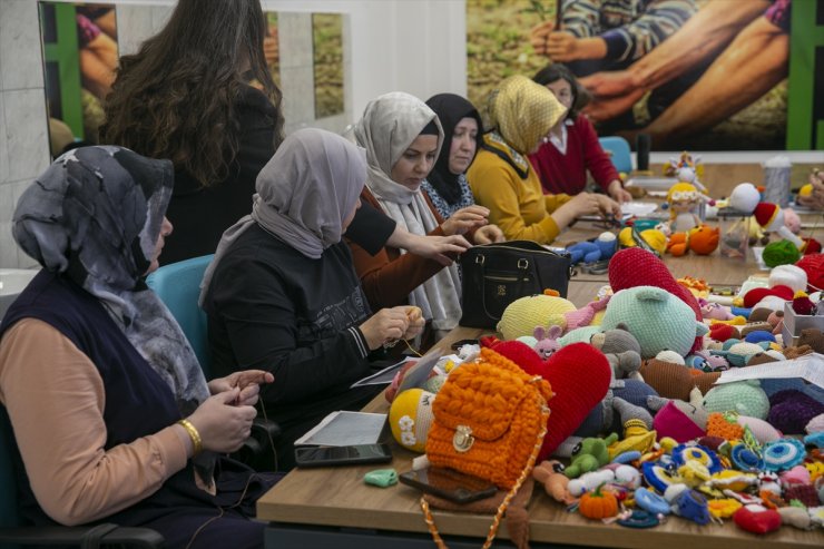 Bolu'da örgü oyuncak kursunda buluşan kadınlar, üreterek sosyalleşiyor