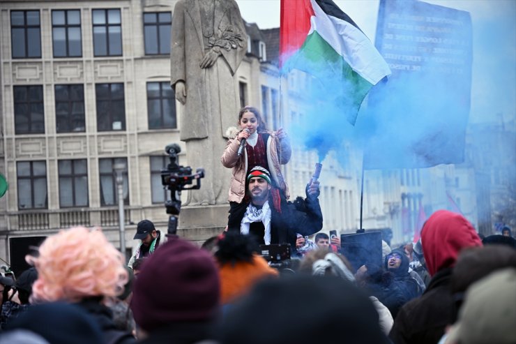 Brüksel'de toplanan yüzlerce kişi, göreve başlamasının arifesinde Trump'ı protesto etti