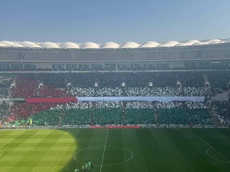 Bursaspor taraftarlarından Filistin koreografisi