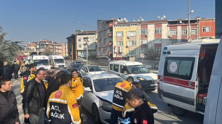 Esenler'de 2 aracın karıştığı trafik kazasında 6 kişi yaralandı