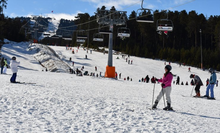 Hafta sonu ve sömestir tatilinde Sarıkamış Kayak Merkezi kayakseverlerle doldu