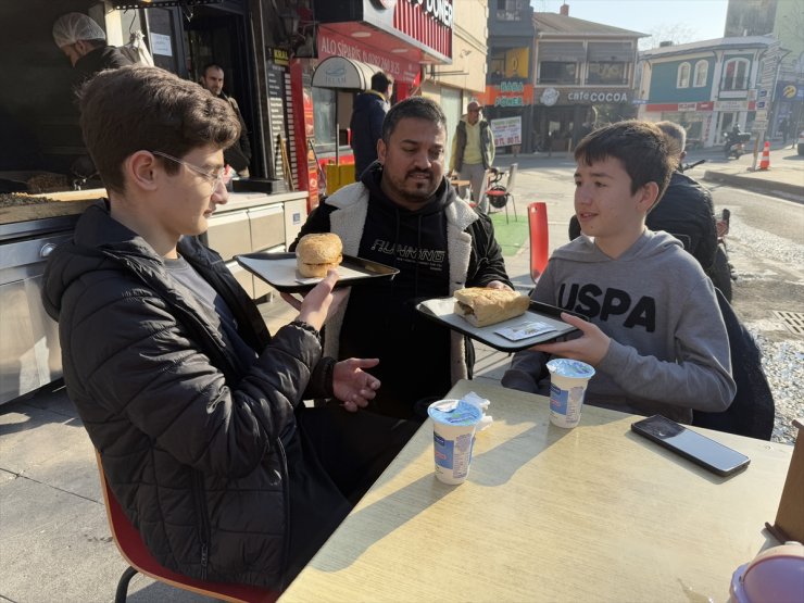 Tekirdağ'da takdir belgesini getiren öğrencilere kokoreç ikramı