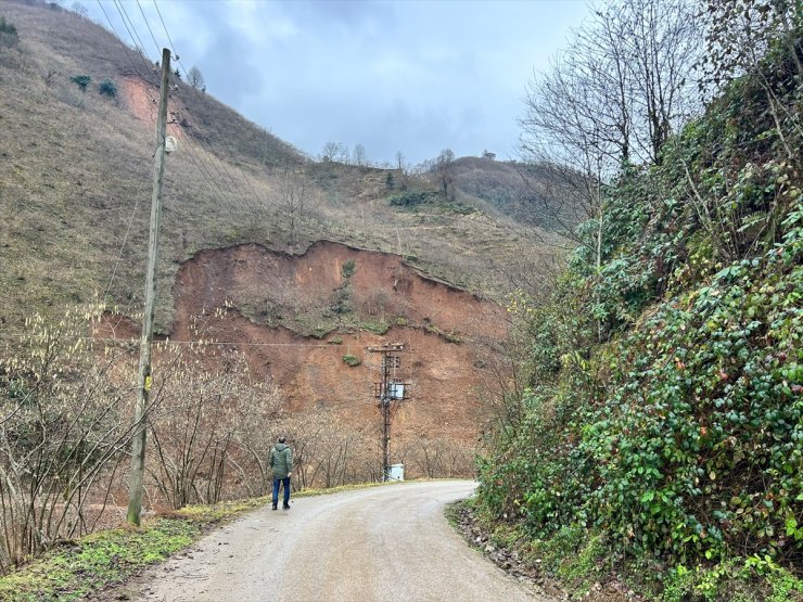 Trabzon'da mahalle yolundaki heyelan kamera tarafından kaydedildi