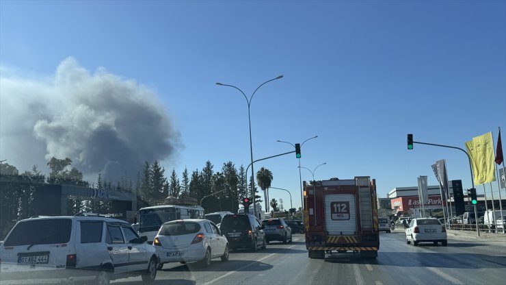 GÜNCELLEME - Adana'da geri dönüşüm tesisinde çıkan ve 2 iş yerine sıçrayan yangına müdahale sürüyor