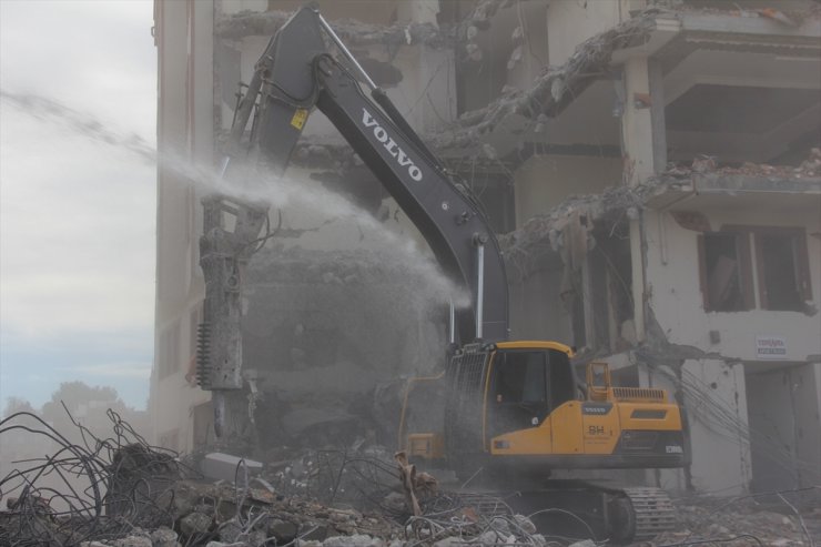 Adıyaman'da hasarlı binaların yıkımı sürüyor