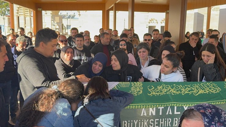 Antalya'da eski eşi tarafından benzin dökülerek yakılan kadının cenazesi defnedildi