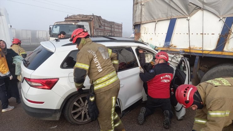 Balıkesir'de kamyona çarpan otomobildeki 5 kişi yaralandı