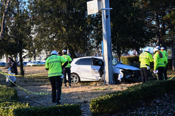 Başkentte virajı alamayarak direğe çarpan otomobilin sürücüsü öldü