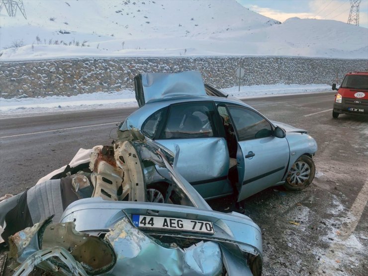 Bitlis'te tır ile otomobilin çarpıştığı kazada bir kişi öldü, 2 kişi yaralandı