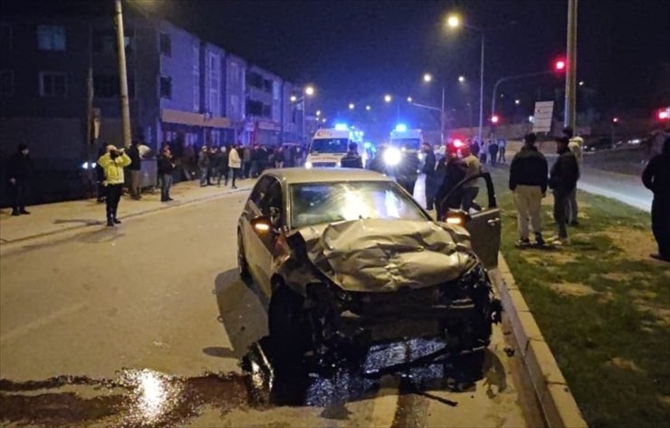 Bursa'da iki otomobilin çarpışması sonucu 5 kişi yaralandı