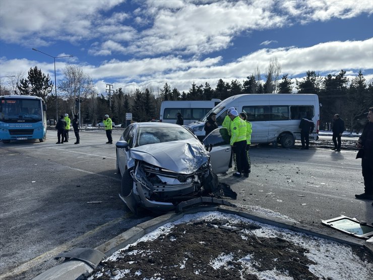 Erzurum'da minibüs ile otomobil çarpıştı, 6 kişi yaralandı