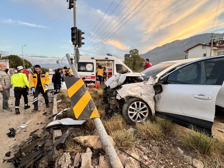 Fethiye'de kargo aracı ile otomobil çarpıştı, 5 kişi yaralandı