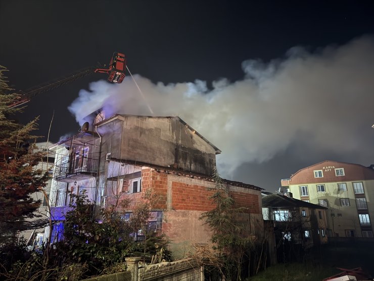 Kocaeli'de apartmanın çatısında çıkan yangın söndürüldü