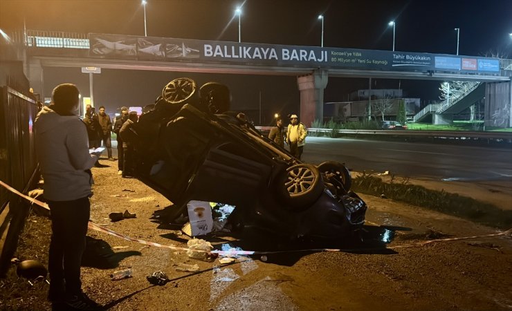 Kocaeli'de tır ile hafif ticari aracın çarpıştığı kazada 3 kişi yaralandı