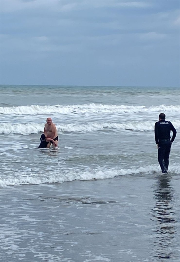 Samsun'da denizde boğulma tehlikesi geçiren kadını kurtaran polis memurları ödüllendirildi