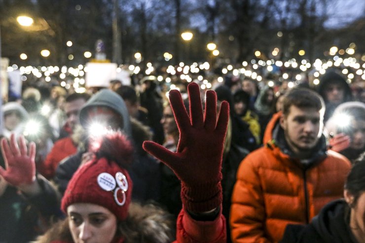 Sırbistan'da greve gidecek öğretmenleri destekleyen öğrencilerden protesto