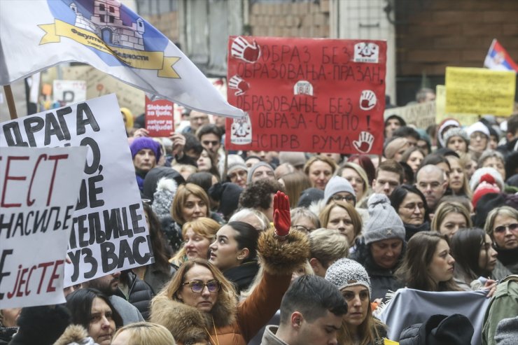 Sırbistan'da greve giden öğretmenler çalışma şartlarını protesto etti