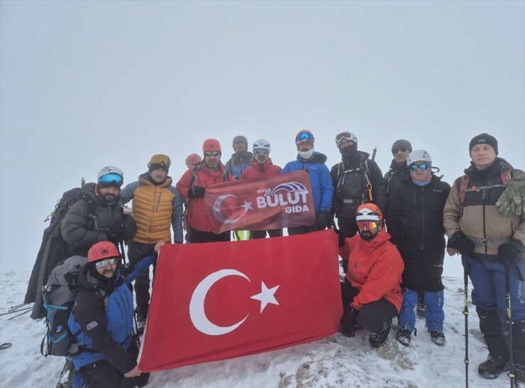 Sivas'ta dağcılar, zorlu hava koşullarında Gürlevik Dağı'na tırmandı