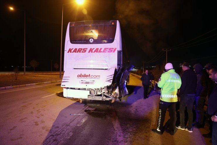 Sivas’ta yolcu otobüsü ile çöp kamyonunun çarpıştığı kazada 4 kişi yaralandı