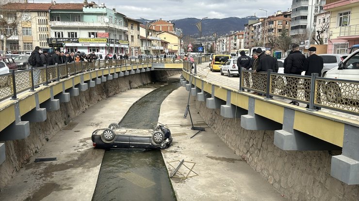 Tokat'ta dereye düşen otomobilin sürücüsü yaralandı