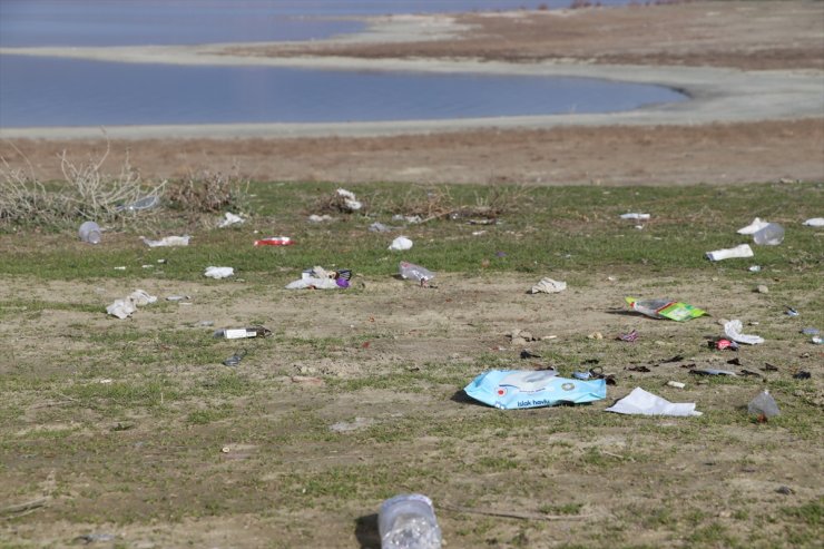 Burdur Gölü'nün su kaybı ve çevresindeki atık kirliliği endişelendiriyor