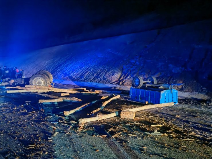 Malatya'da tırla traktörün çarpıştığı kazada 3 kişi yaralandı