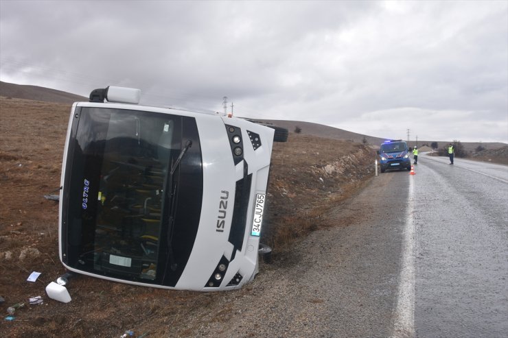 Afyonkarahisar'da tur midibüsünün devrildiği kazada 3 kişi yaralandı