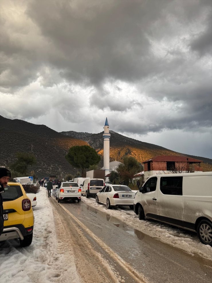 Antalya'da sağanak ve dolu etkili oldu