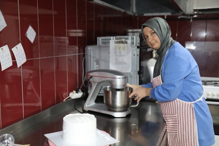 Gittiği kursta öğrendiği pastacılıkla işinin patronu oldu