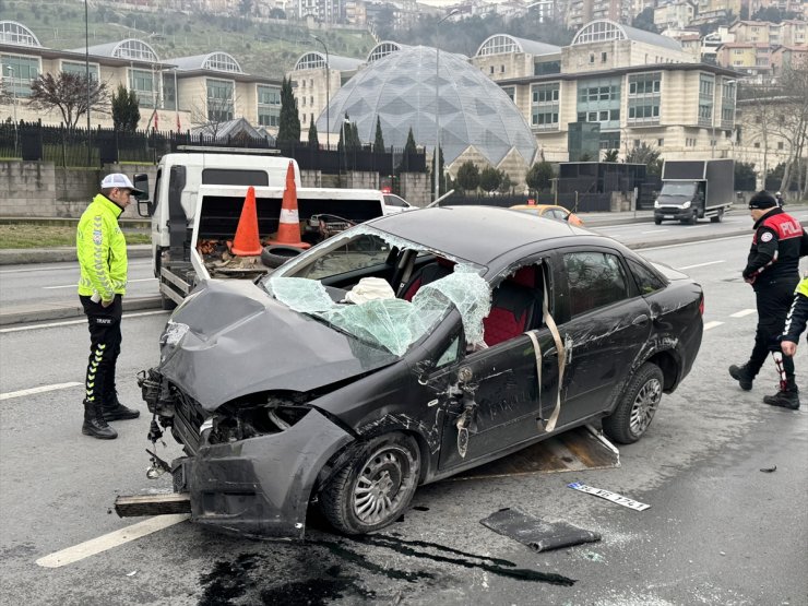 Kağıthane'de kaza yapan otomobildeki 2 kişi yaralandı