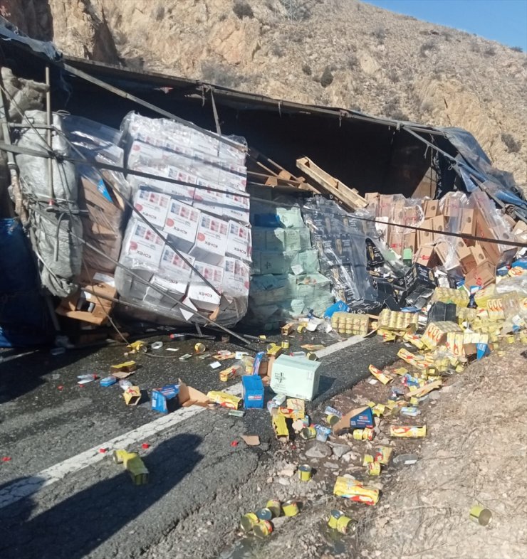 Kars'ta devrilen gıda yüklü kamyonun sürücüsü yaralandı