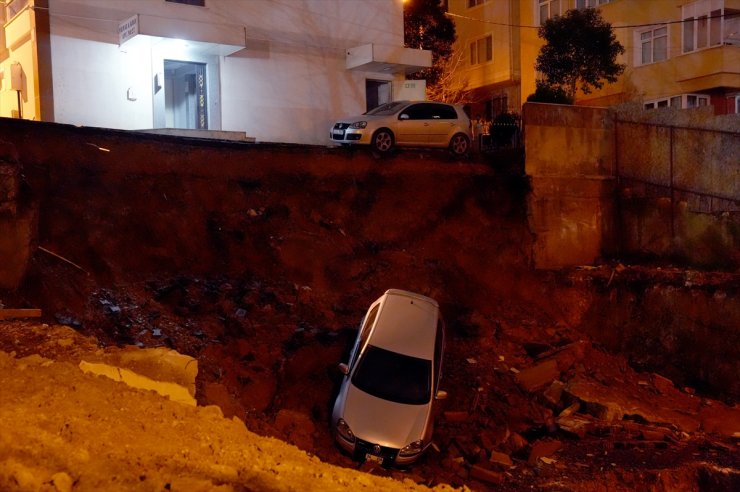 Kartal'da toprak kayması sonucu bir otomobil inşaat alanına düştü