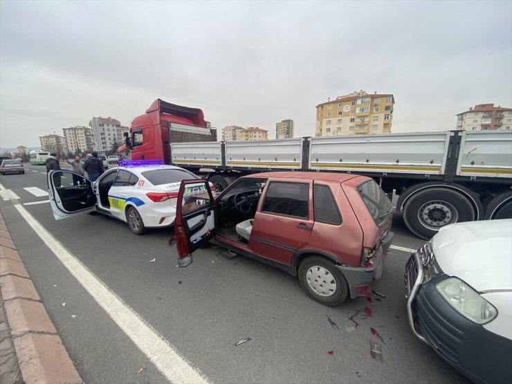 Kayseri'de zincirleme trafik kazasında 2 kişi yaralandı