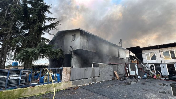 Maltepe'de 2 katlı iş yerinde çıkan yangın söndürüldü