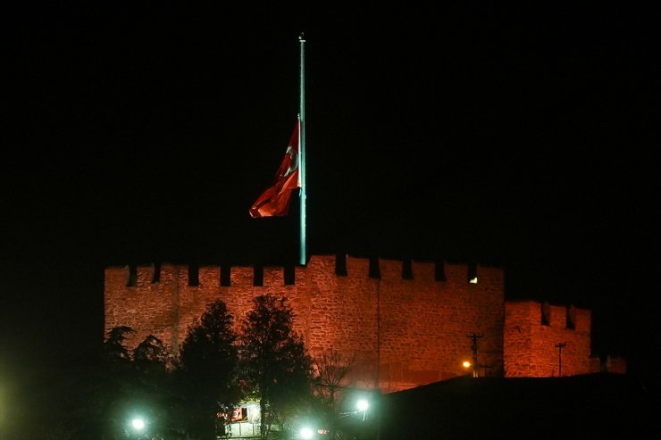 Milli yas ilanının ardından Türkiye'de bayraklar yarıya indirildi