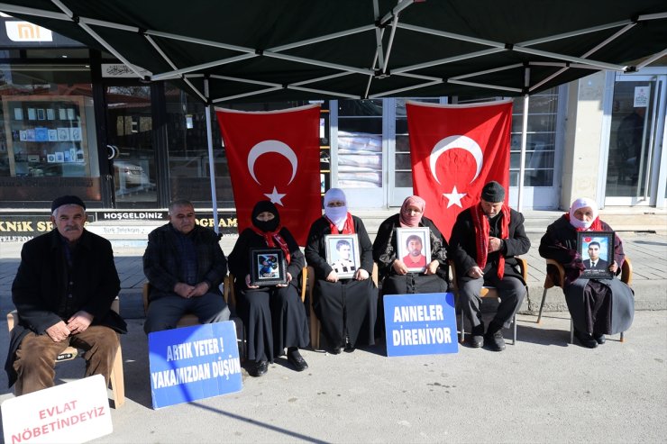 Muşlu aileler, DEM Parti binası önündeki "evlat nöbeti"ni sürdürdü