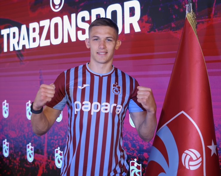 Trabzonspor, kadrosuna kattığı Danylo Sikan için imza töreni düzenledi